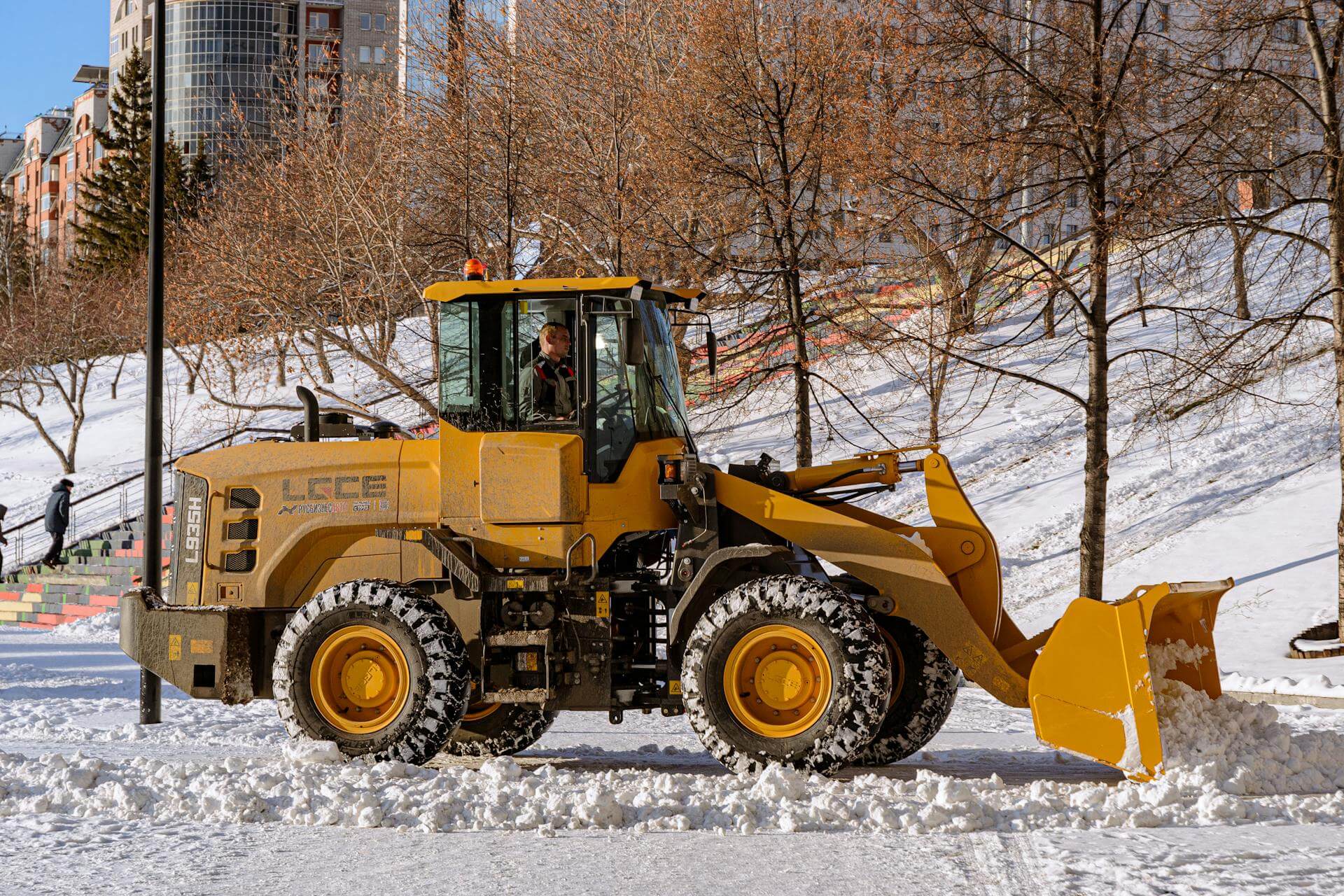 Snöröjning i Stockholm – Professionell och trygg snöskottning av SVEFAB för säkra utemiljöer.