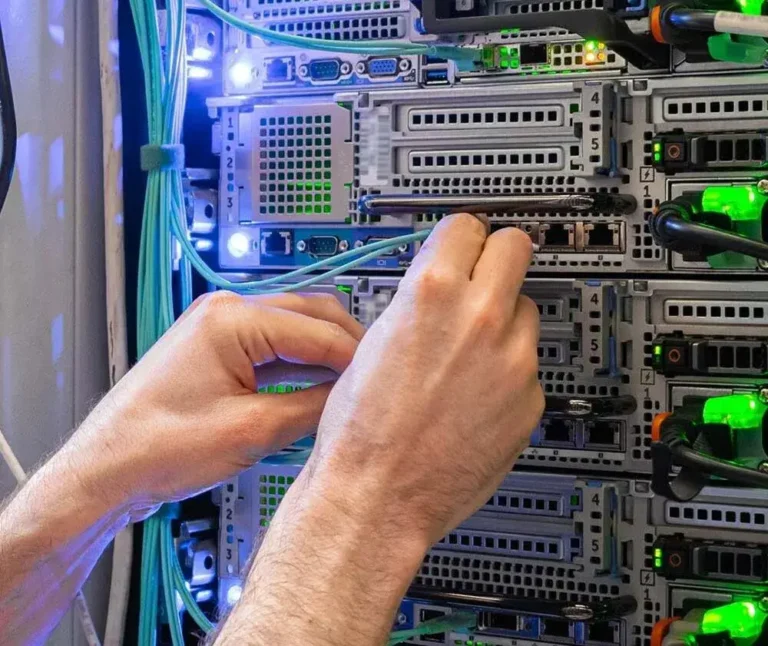 Drifttekniker utför service på fastighetens tekniska system och styrutrustning