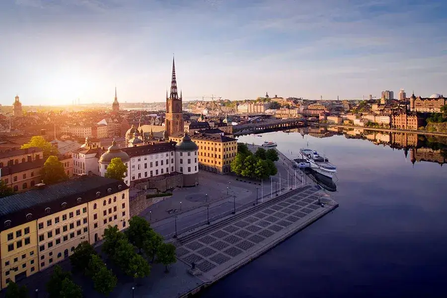 Flygvy över Riddarholmen och Stockholms stadssiluett i solnedgång