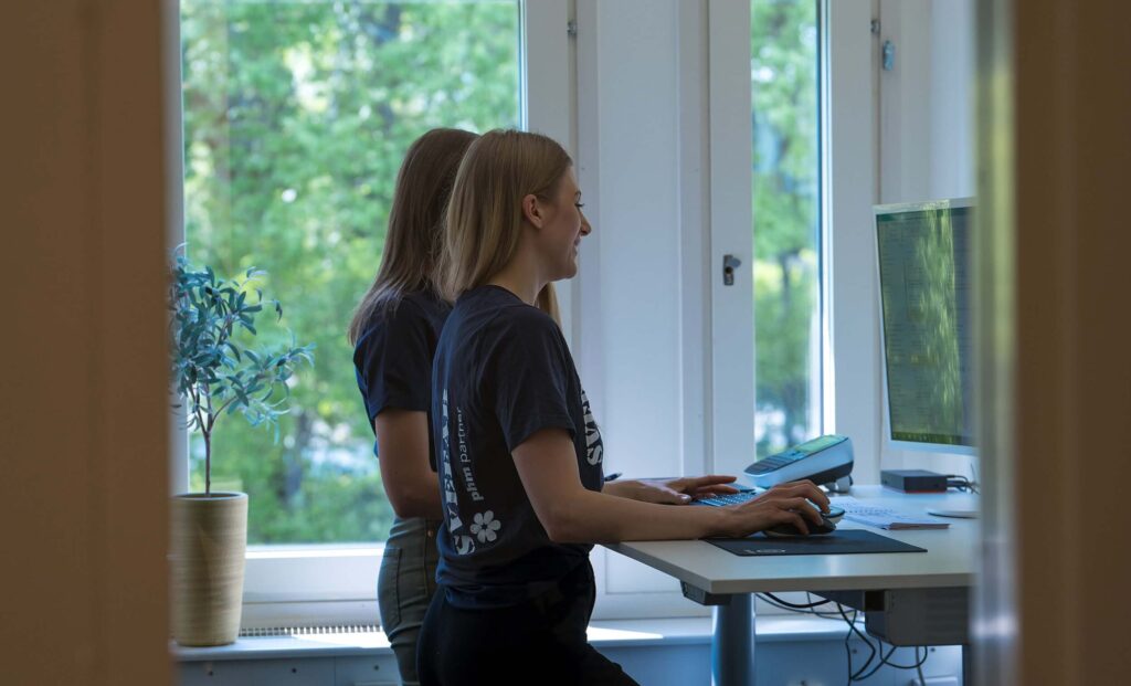 Medarbetare på SVEFABs kundservice arbetar vid datorn på kontoret