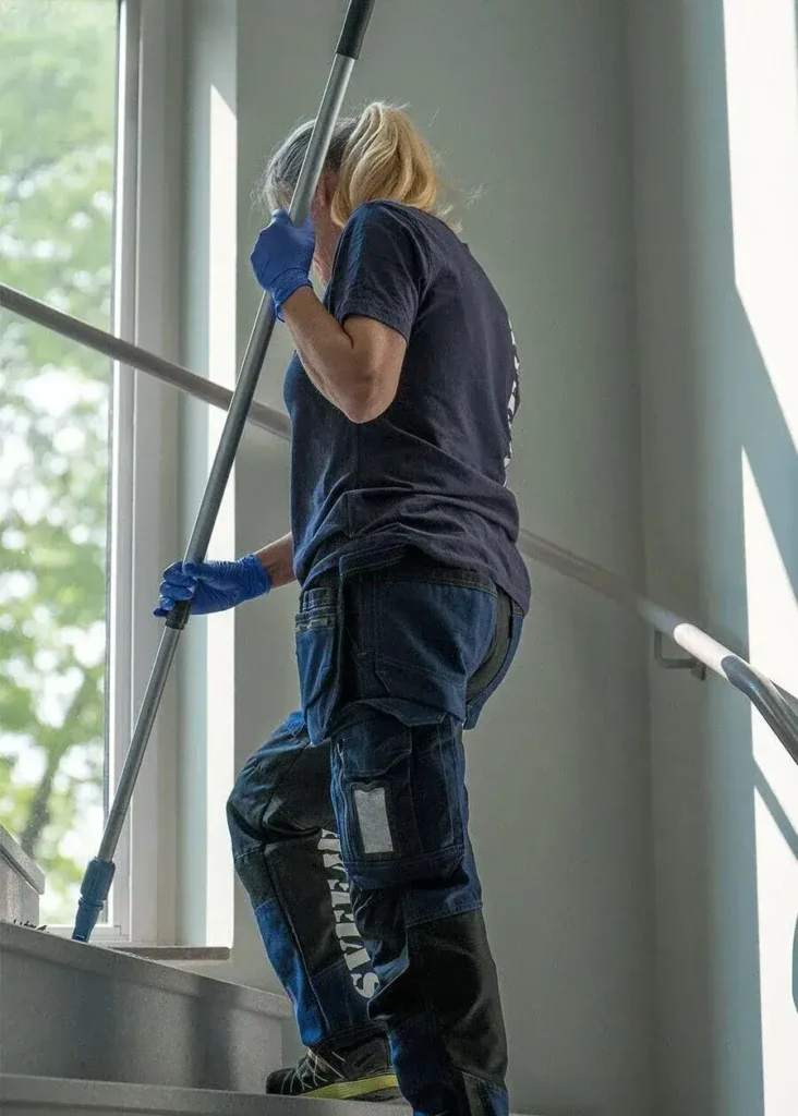 SVEFABs lokalvårdare utför trapphusstädning i fastighet i Stockholm med professionell utrustning