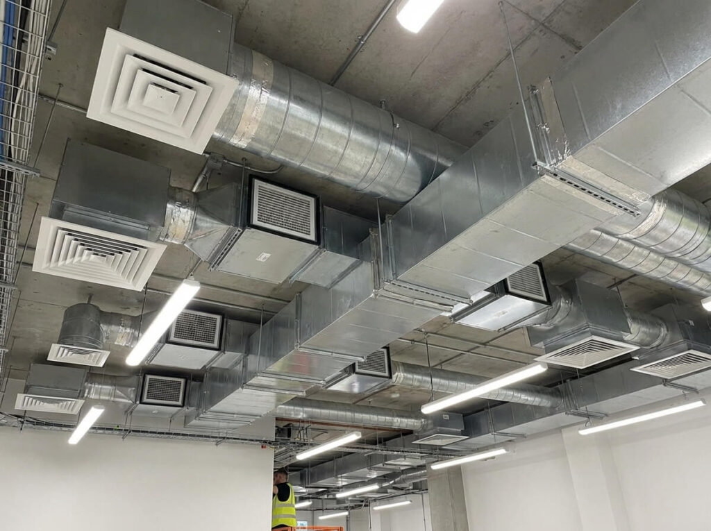 Ventilationskanaler i silver med filter och don monterade i tak – OVK-besiktning Stockholm