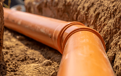 Ett avloppsrör som är nedlagt i marken inom ett entreprenadarbete