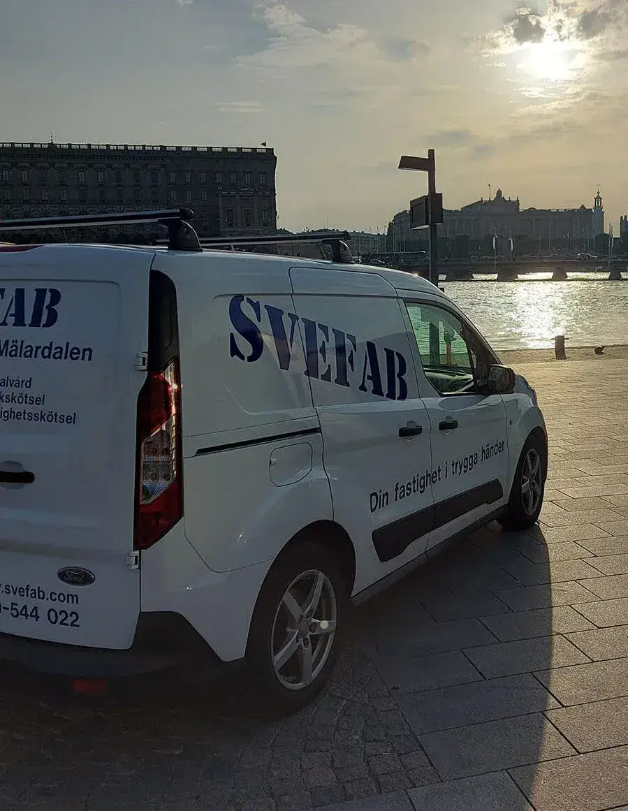 SVEFABs servicebil parkerad vid Stockholms ström med Kungliga slottet i bakgrunden – jour dygnet runt i Stockholm