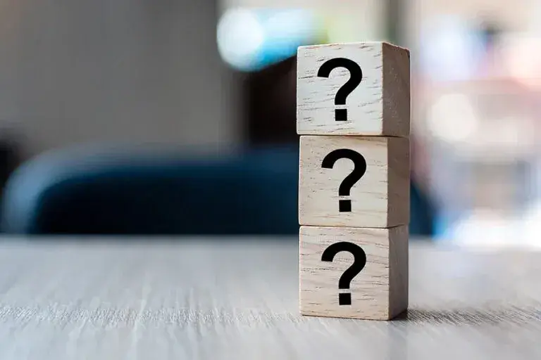 Vanliga frågor om fastighetsförvaltning – tre träklossar med frågetecken