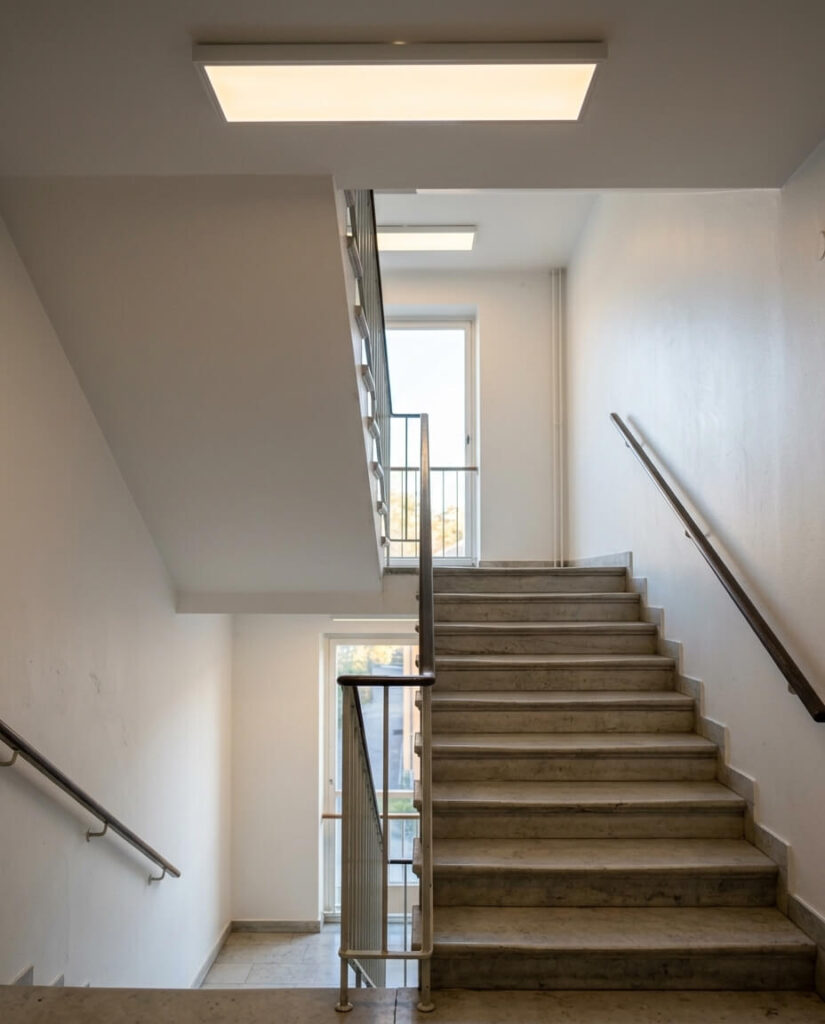 Modern LED-belysning i trapphus i svenskt flerbostadshus