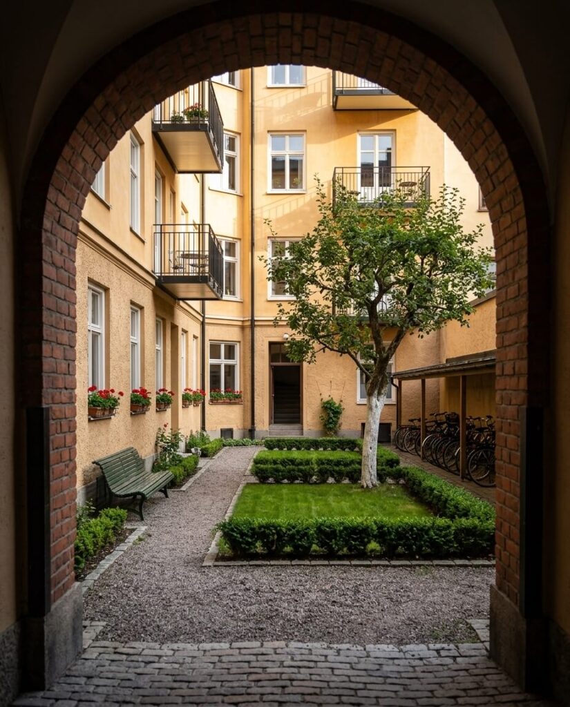 Välskött innergård i Stockholms innerstad med markskötsel anpassad efter bostadsrättsförening